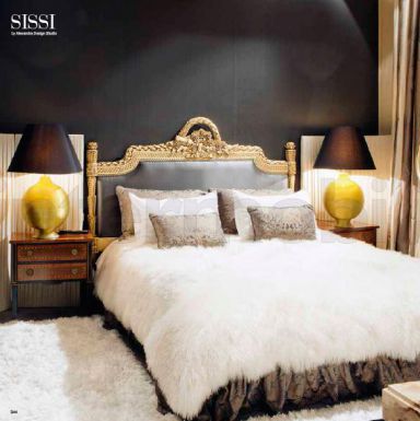 Двухместная кровать и тумбочки для спальни.