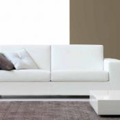 Двухместный белый диван