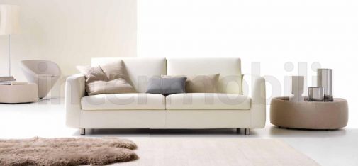 Двухместный диван кремового цвета