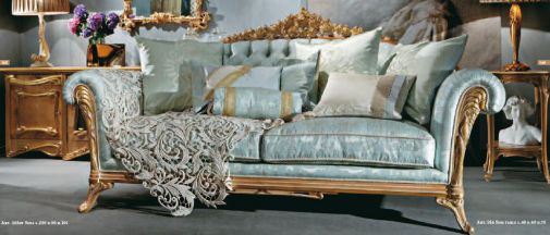 Двухместный диван с позолоченными деталями.