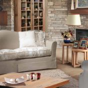 Двухместный диван бежевого цвета