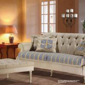 Двухместный диван бежевого цвета