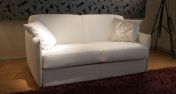 Двухместный диван нежного кремового оттенка