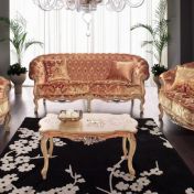 Двухместный и трехместный диваны и удобное кресло.