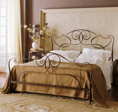Двухспальная кованая кровать KISS