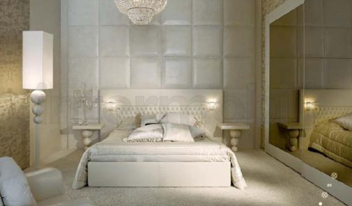 Двухспальная кровать с высоким изголовьем.