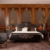 Двухспальная кровать и прикроватные тумбочки.