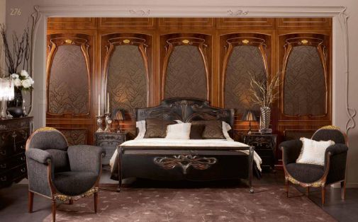 Двухспальная кровать и прикроватные тумбочки.