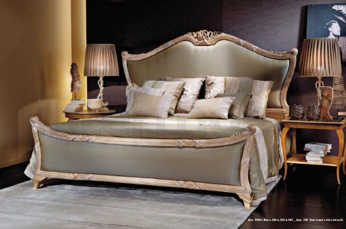 Двухспальная кровать и боковой столик от Medea.