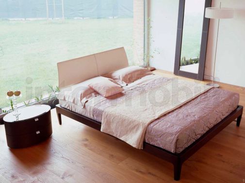 Двухспальная кровать с прикроватной тумбочкой