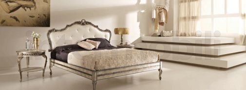 Двуспальная кровать и тулетный столик в классическом стиле