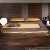 Двуспальная кровать в теплых тонах