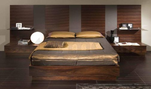 Двуспальная кровать в теплых тонах