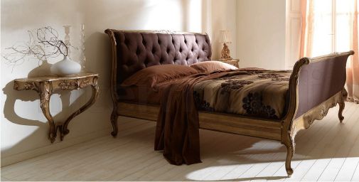 Двуспальная кровать с обитым изголовьем и прикроватная тумбочка