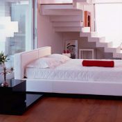 Двуспальная кровать обитая белой кожей