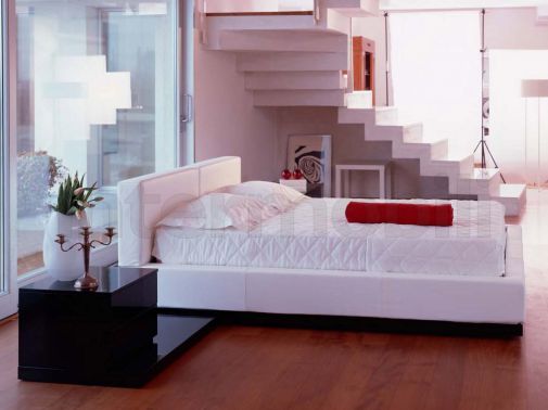 Двуспальная кровать обитая белой кожей