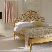 Двуспальная кровать с резным изголовьем