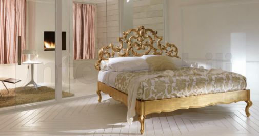 Двуспальная кровать с резным изголовьем