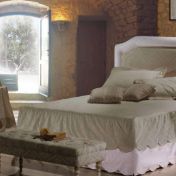 Двуспальная кровать с большим изголовьем