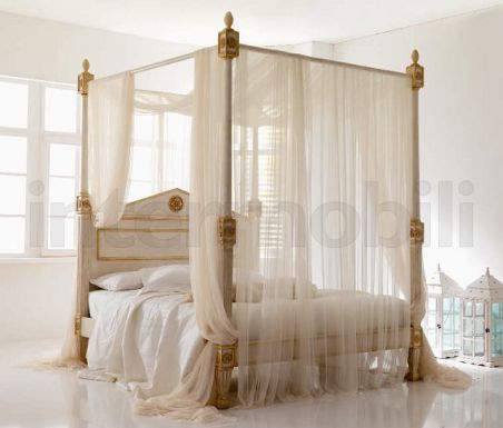 Двуспальная кровать с балдахином в светлом лаке