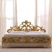 Двуспальная кровать на массивном резном каркасе