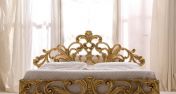 Двуспальная кровать на массивном резном каркасе