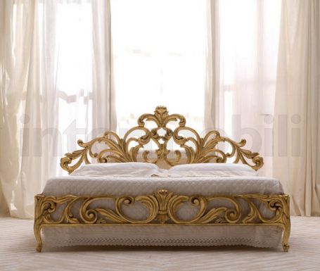 Двуспальная кровать на массивном резном каркасе