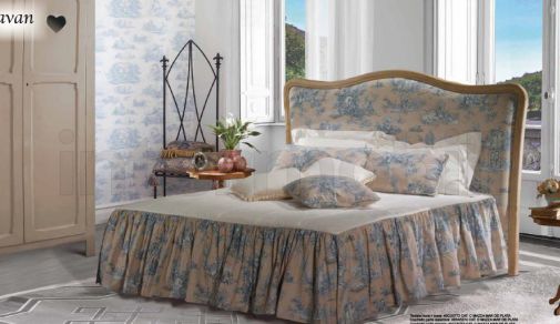 Двуспальная кровать в пестрой обивке