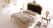 Двуспальная кровать в королевским изголовьем и туалетные столики