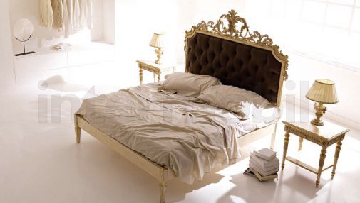 Двуспальная кровать в королевским изголовьем и туалетные столики