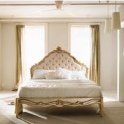 Двуспальная кровать в классическом стиле