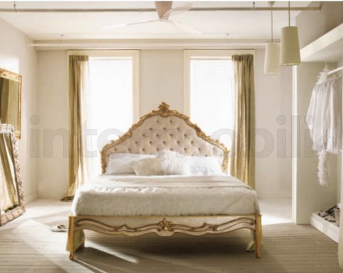 Двуспальная кровать в классическом стиле