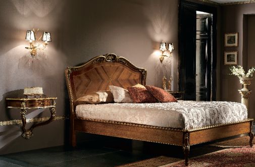 Двуспальная кровать с прикроватными тумбами