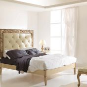 Двуспальная кровать с высоким изголовьем и круглые туалетные столики