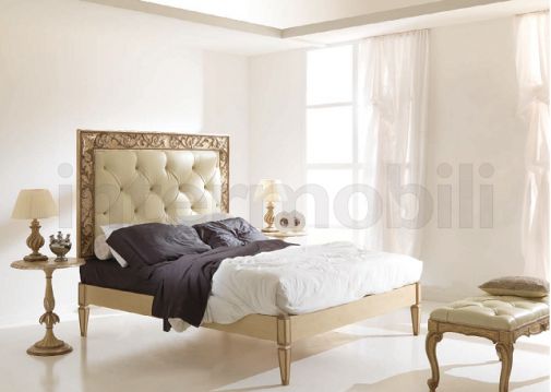 Двуспальная кровать с высоким изголовьем и круглые туалетные столики