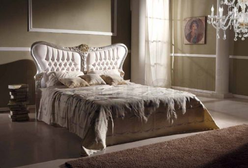 Двуспальная кровать в обивке из белой кожи