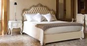 Двуспальная кровать белого цвета с высоким изголовьем фабрики Chelini