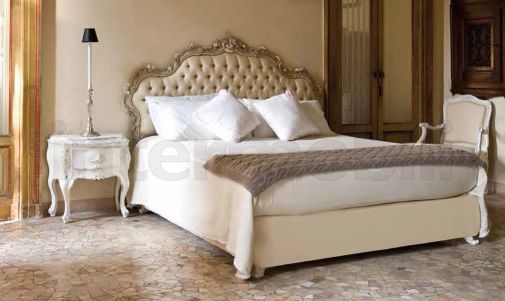 Двуспальная кровать белого цвета с высоким изголовьем фабрики Chelini
