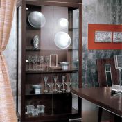 Эффектная витрина из Зебрано со стеклянными дверцами