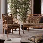 Элегантное кресло и двухместный диван.