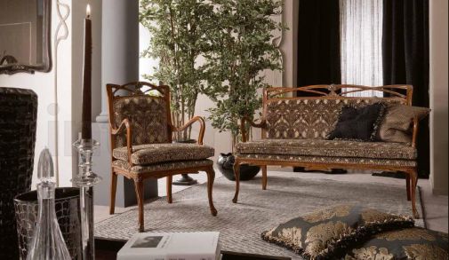 Элегантное кресло и двухместный диван.