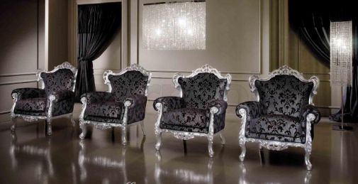 Элегантные кресла с мягкой обивкой.
