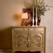 Элегантный комод с красивой отделкой.