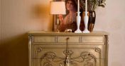 Элегантный комод с красивой отделкой.