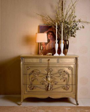 Элегантный комод с красивой отделкой.
