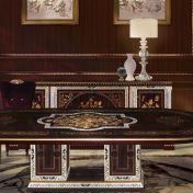 Элегантный набор для столовой с овальным столом.