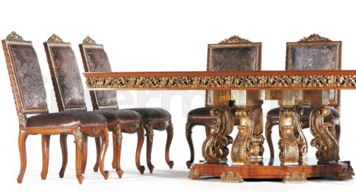 Элегантный стол и стулья для столовой комнаты.