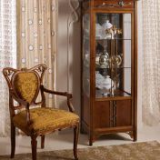 Элегантный стул и витрина естественного оттенка.