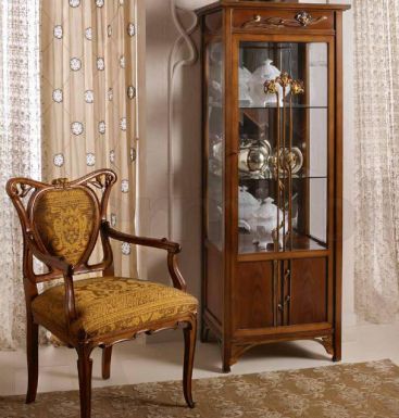 Элегантный стул и витрина естественного оттенка.