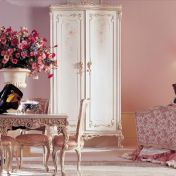 Элегатный шкаф, стол и стулья для комнаты Jumbo.